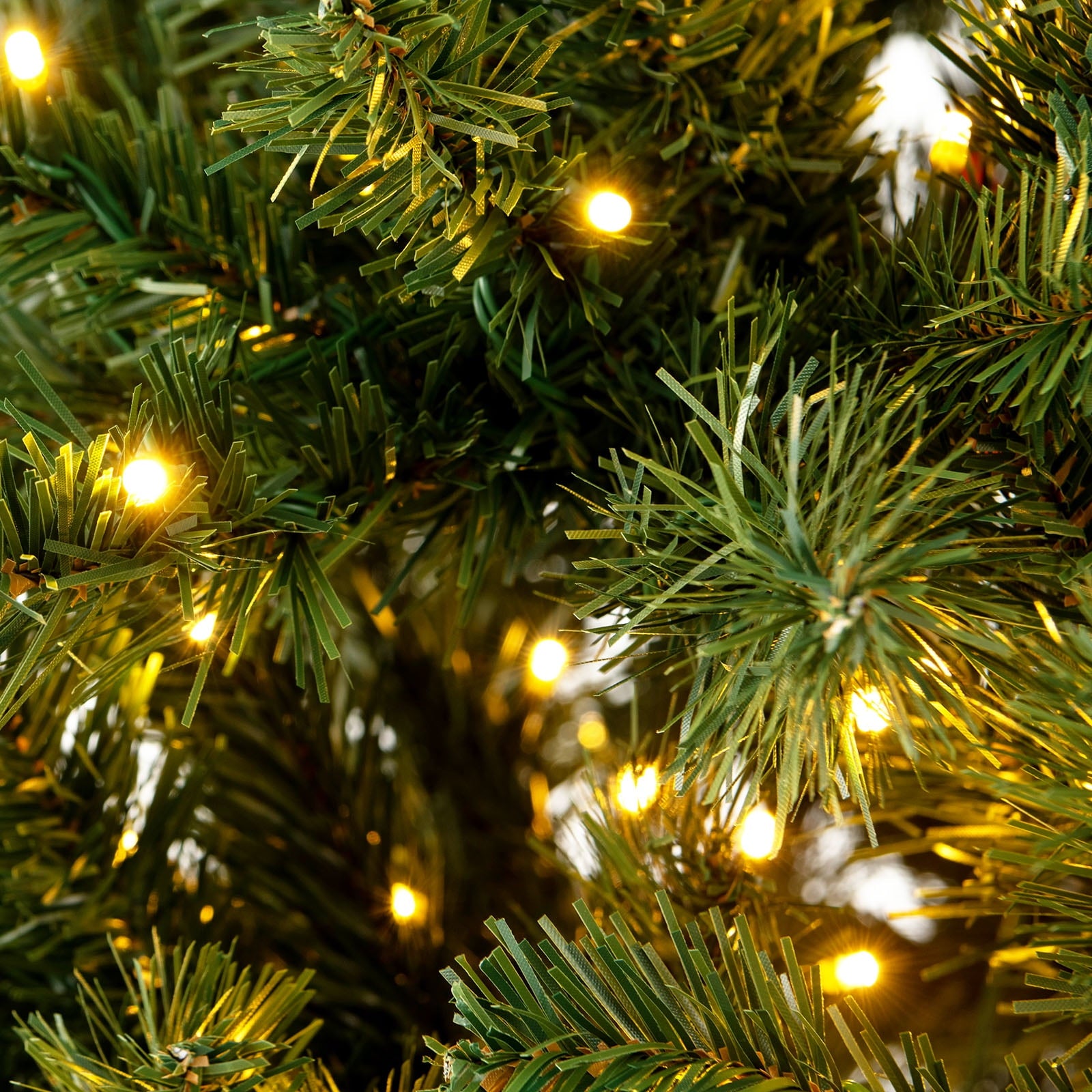 6 FT Artificial Xmas Tree with 821 PVC Branch Tips 560 Warm White LED Lights